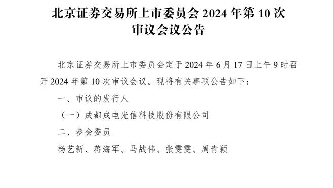 梅西场边看儿子训练，寒风中戴着帽子旁边放着马黛茶？