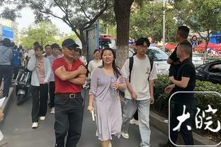 姿势标准吗？傅明教国外裁判员如何使用筷子夹菜